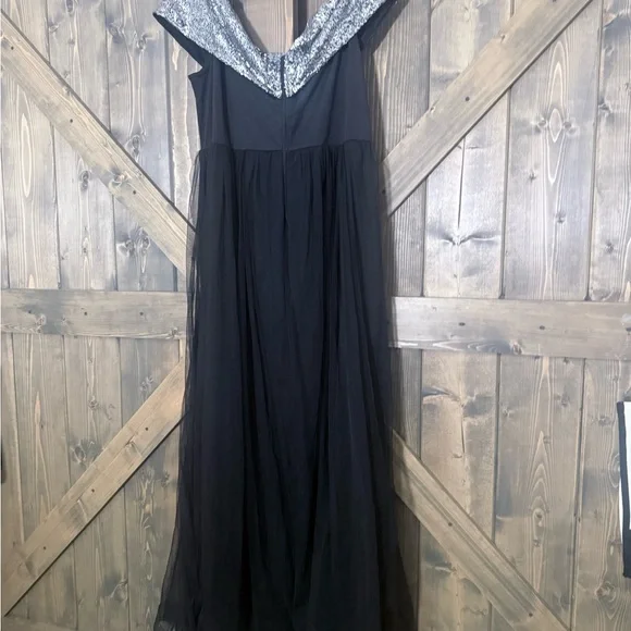 Elegant Black Maxi Dress with Silver Accents - Picture 7 of 7